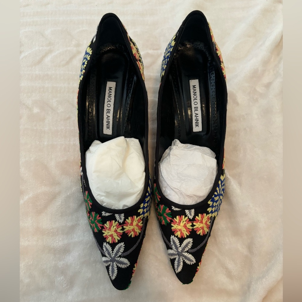 Manolo Blahnik Floral Embroidered Black - Picture 2 of 5